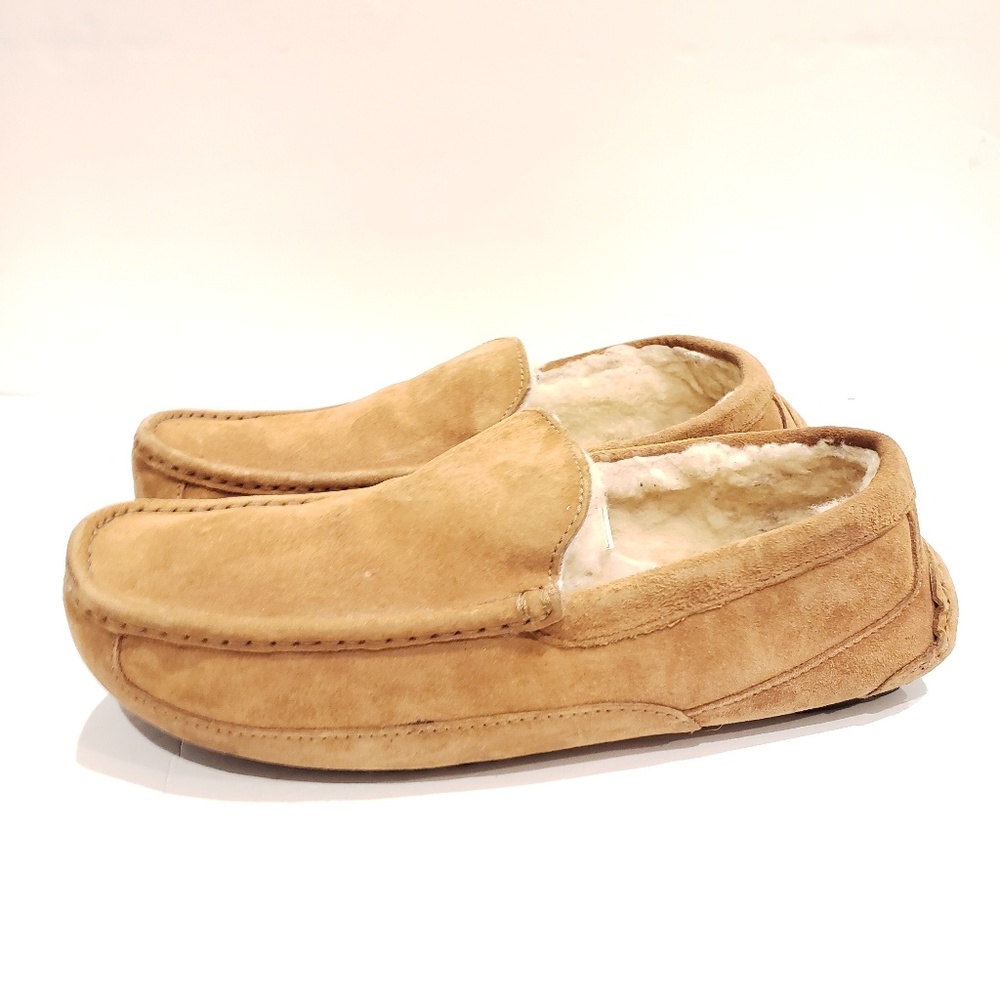 UGG s/n 5775 usa 11 but fit like a size 10 tan loafers